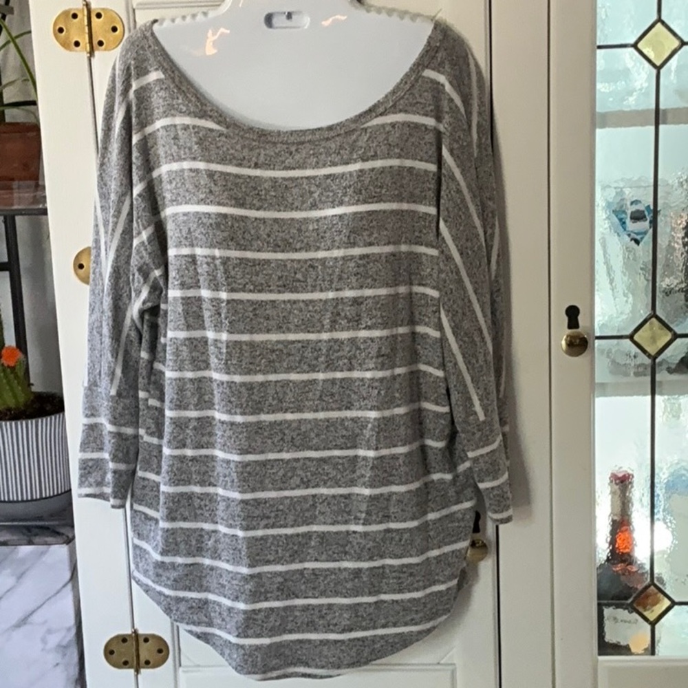 Market & Spruce Heathered Gray and Cream Knit Top